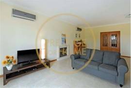 Excellent Villa T5 of 3 floors, 7 divisions and garage and swimming pool with area of 294m2 and implanted in plot of 821m2