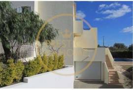 Excellent Villa T5 of 3 floors, 7 divisions and garage and swimming pool with area of 294m2 and implanted in plot of 821m2
