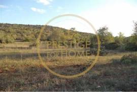 Rustic plot of land with 4640 m2, flat and with planted crops of fig, almond, and olive trees good sun exposure