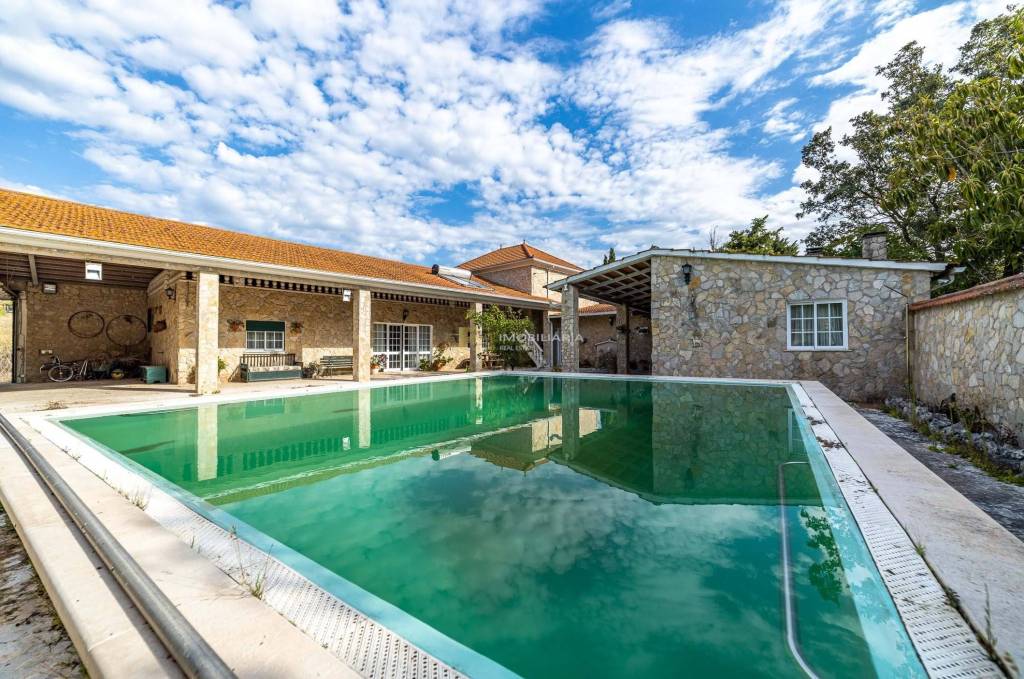 4+1 bedroom villa with land in Romeira