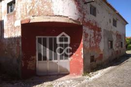 FOR INVESTMENT-----LOW PRICE! Warehouse, former ballroom, with offices, Wc, with 429 m2, located in the center of the village.