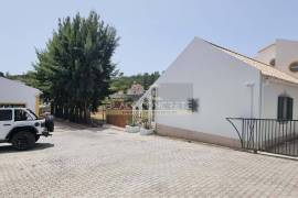 Spacious 4-Bedroom Villa with Large Plot in Sesimbra | Tranquil Location