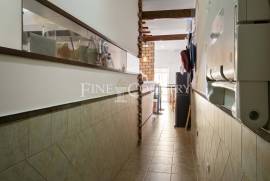 Lagoa – Spacious Restaurant for Sale in Mexilhoeira da Carregação, between Ferragudo and Carvoeiro