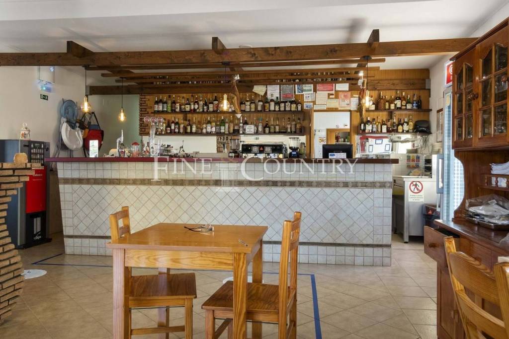 Lagoa – Spacious Restaurant for Sale in Mexilhoeira da Carregação, between Ferragudo and Carvoeiro