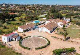 Farm located between Guia and Vale de Parra in the Algarve