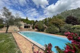 Detached villa with pool, large garden and lake