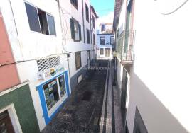 Building for sale in the center of Funchal right next to the Municipal Garden
