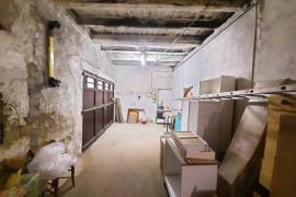 Former Winegrower House With 90 M2 Of Living Space, Large Garage And Convertible Attic.