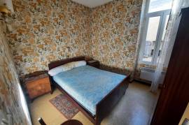 Former Winegrower House With 90 M2 Of Living Space, Large Garage And Convertible Attic.