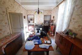 Former Winegrower House With 90 M2 Of Living Space, Large Garage And Convertible Attic.
