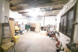 Former Winegrower House With 90 M2 Of Living Space, Large Garage And Convertible Attic.
