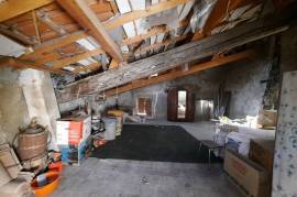 Former Winegrower House With 90 M2 Of Living Space, Large Garage And Convertible Attic.