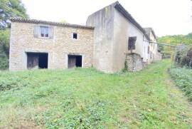 Vast Farmhouse To Renovate