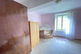 Vast Farmhouse To Renovate