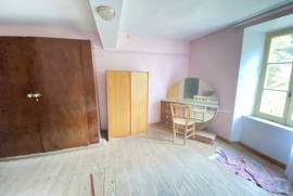 Vast Farmhouse To Renovate