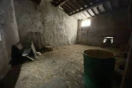 Vast Farmhouse To Renovate