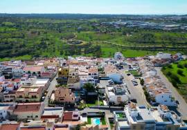 Urban land for construction of a 3 bedroom detached house in Calvário, Estômbar, Lagoa