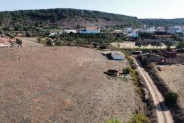 Large land with a warehouse in an excellent location