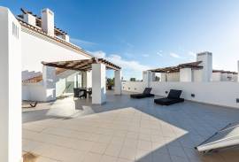 3 Bed Top Floor Apartment at Porto de Mós