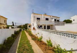 2 bedroom Semi detached villa  with pool, garden,  garage in Montinhos da Luz