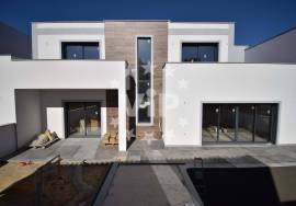 ALBUFEIRA- NEW SEMI-DETACHED 3 BEDROOM HOUSE