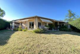 Detached Villa With Large Garden