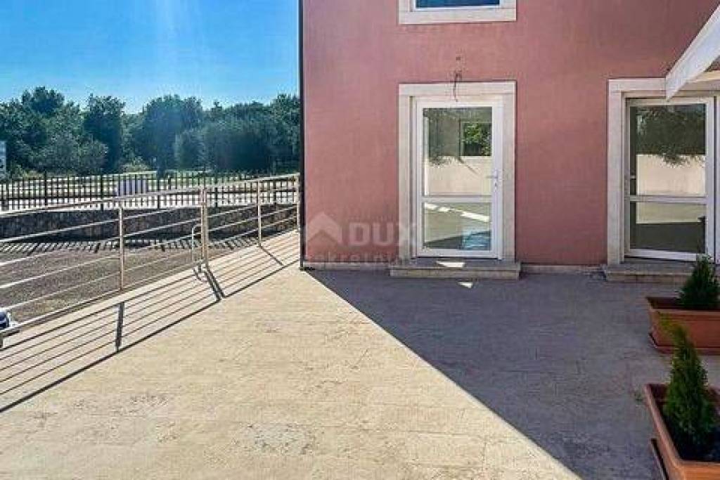 ISTRIA, NOVIGRAD - Business premises in an attractive location
