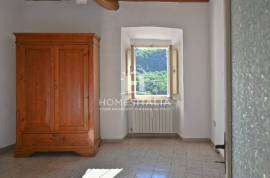 Stone-built house with terrace and cellar