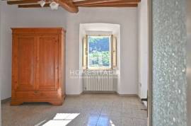 Stone-built house with terrace and cellar