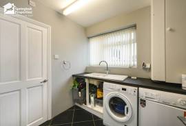 4 bedroom, Semi-detached house for sale