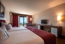 Real Right of Periodic Housing – 1 week of vacation per year, for life, in a 4-Star Hotel
35th WEEK FOR €9,000
T0 studio with 28m2, furnished, full bathroom, equipped kitchenette and south-facing balcony, with frontal sea view, located in the Hotel Vila Galé Cascais (4 stars), under Real Periodic Habitation Right - starting on Saturday at 6pm hours and ends on the following Saturday