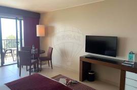 Real Right of Periodic Housing – 1 week of vacation per year, for life, in a 4-Star Hotel
35th WEEK FOR €9,000
T0 studio with 28m2, furnished, full bathroom, equipped kitchenette and south-facing balcony, with frontal sea view, located in the Hotel Vila Galé Cascais (4 stars), under Real Periodic Habitation Right - starting on Saturday at 6pm hours and ends on the following Saturday