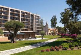 Real Right of Periodic Housing – 1 week of vacation per year, for life, in a 4-Star Hotel
35th WEEK FOR €9,000
T0 studio with 28m2, furnished, full bathroom, equipped kitchenette and south-facing balcony, with frontal sea view, located in the Hotel Vila Galé Cascais (4 stars), under Real Periodic Habitation Right - starting on Saturday at 6pm hours and ends on the following Saturday