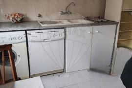 Unique investment opportunity in a traditional Portuguese house Located in a typically Portuguese courtyard, with parking, house with bedroom, bathroom, direct entrance to a living room
with kitchenette