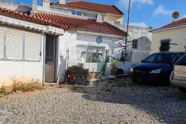 Unique investment opportunity in a traditional Portuguese house Located in a typically Portuguese courtyard, with parking, house with bedroom, bathroom, direct entrance to a living room
with kitchenette