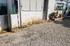 Unique investment opportunity in a traditional Portuguese house Located in a typically Portuguese courtyard, with parking, house with bedroom, bathroom, direct entrance to a living room
with kitchenette