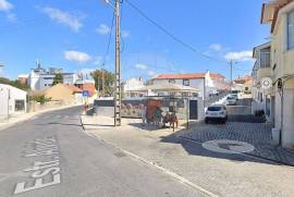 Unique investment opportunity in a traditional Portuguese house Located in a typically Portuguese courtyard, with parking, house with bedroom, bathroom, direct entrance to a living room
with kitchenette