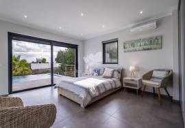 Large detached 4 bedroom villa with infinity pool, basement, attic & gardens. Near Moncarapacho. Large detached 4 bedroom villa with infinity pool, basement, attic & gardens. Near Moncarapacho.