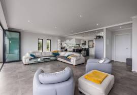 Large detached 4 bedroom villa with infinity pool, basement, attic & gardens. Near Moncarapacho. Large detached 4 bedroom villa with infinity pool, basement, attic & gardens. Near Moncarapacho.