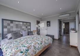 Large detached 4 bedroom villa with infinity pool, basement, attic & gardens. Near Moncarapacho. Large detached 4 bedroom villa with infinity pool, basement, attic & gardens. Near Moncarapacho.
