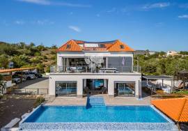 Large detached 4 bedroom villa with infinity pool, basement, attic & gardens. Near Moncarapacho. Large detached 4 bedroom villa with infinity pool, basement, attic & gardens. Near Moncarapacho.