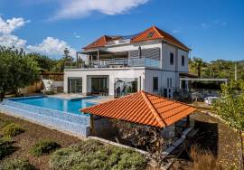 Large detached 4 bedroom villa with infinity pool, basement, attic & gardens. Near Moncarapacho. Large detached 4 bedroom villa with infinity pool, basement, attic & gardens. Near Moncarapacho.