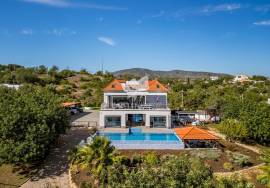 Large detached 4 bedroom villa with infinity pool, basement, attic & gardens. Near Moncarapacho. Large detached 4 bedroom villa with infinity pool, basement, attic & gardens. Near Moncarapacho.