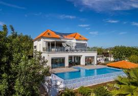 Large detached 4 bedroom villa with infinity pool, basement, attic & gardens. Near Moncarapacho. Large detached 4 bedroom villa with infinity pool, basement, attic & gardens. Near Moncarapacho.