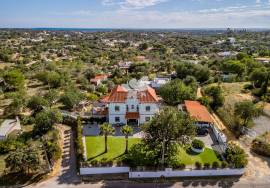 Large detached 4 bedroom villa with infinity pool, basement, attic & gardens. Near Moncarapacho. Large detached 4 bedroom villa with infinity pool, basement, attic & gardens. Near Moncarapacho.