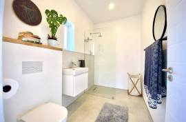 Excellent 6 Bed Villa For Sale in Cape Town South