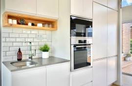 Excellent 6 Bed Villa For Sale in Cape Town South