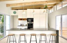 Excellent 6 Bed Villa For Sale in Cape Town South