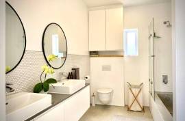 Excellent 6 Bed Villa For Sale in Cape Town South