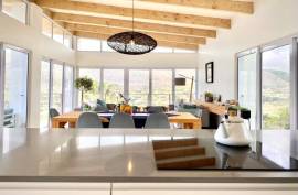 Excellent 6 Bed Villa For Sale in Cape Town South